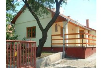 Ungaria Privát Abádszalók, Exteriorul